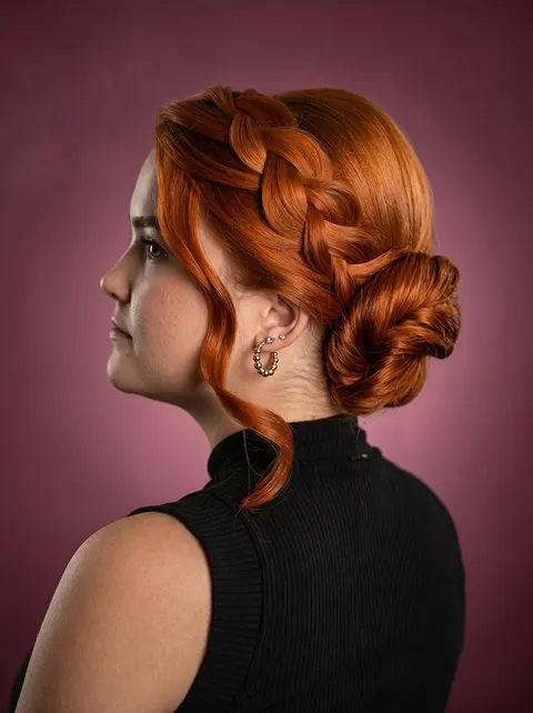 Coque com trança em cabelo ruivo, penteado da Amanda Giaretton