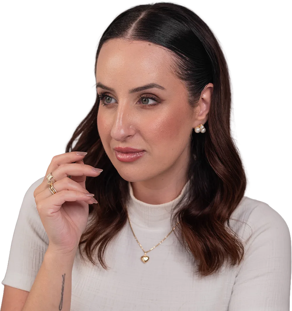 Amanda Giaretton com o cabelo em ondas, ajeitando uma mecha com a mão