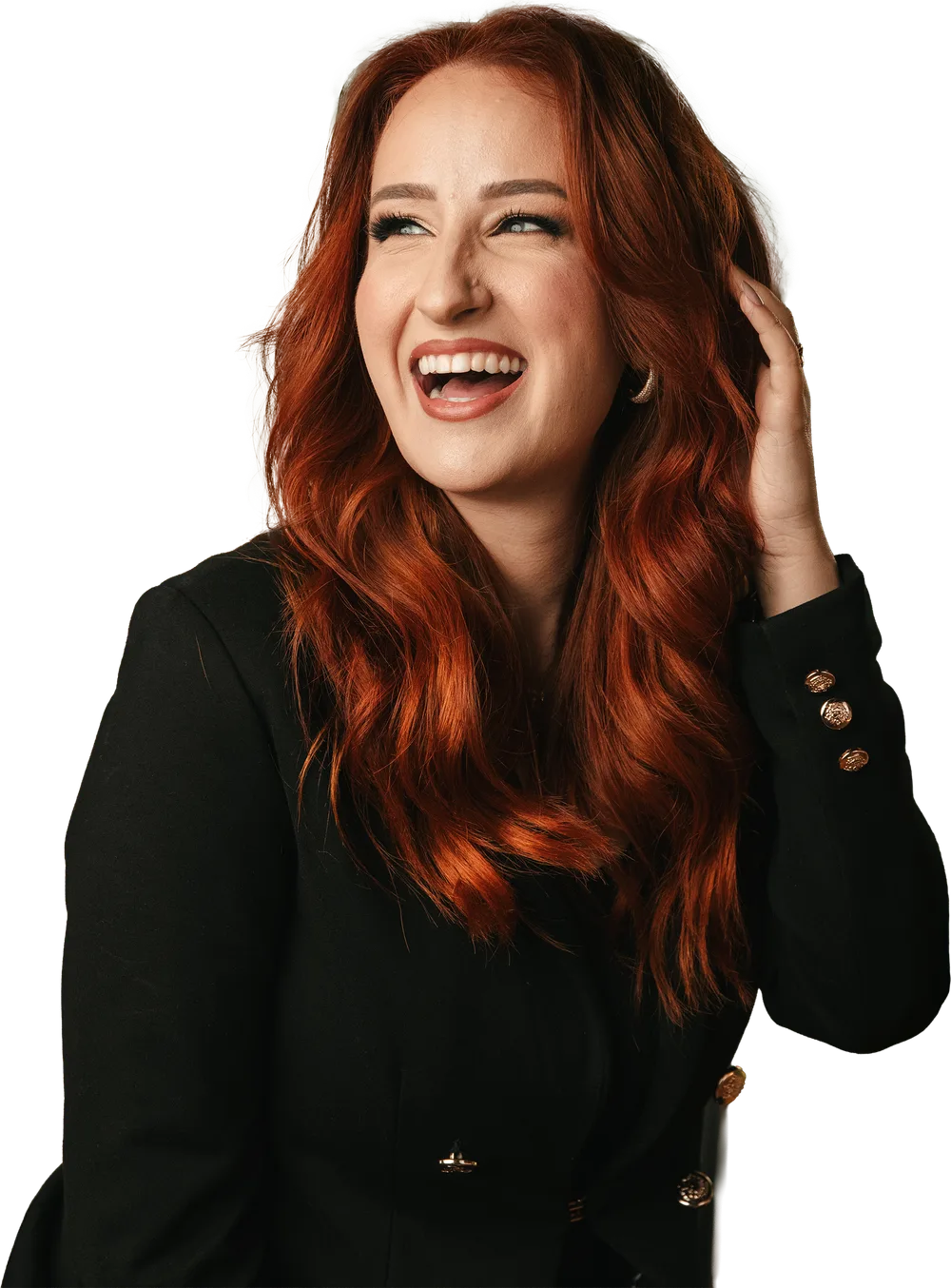 Amanda Giaretton sorrindo, com a mão no cabelo