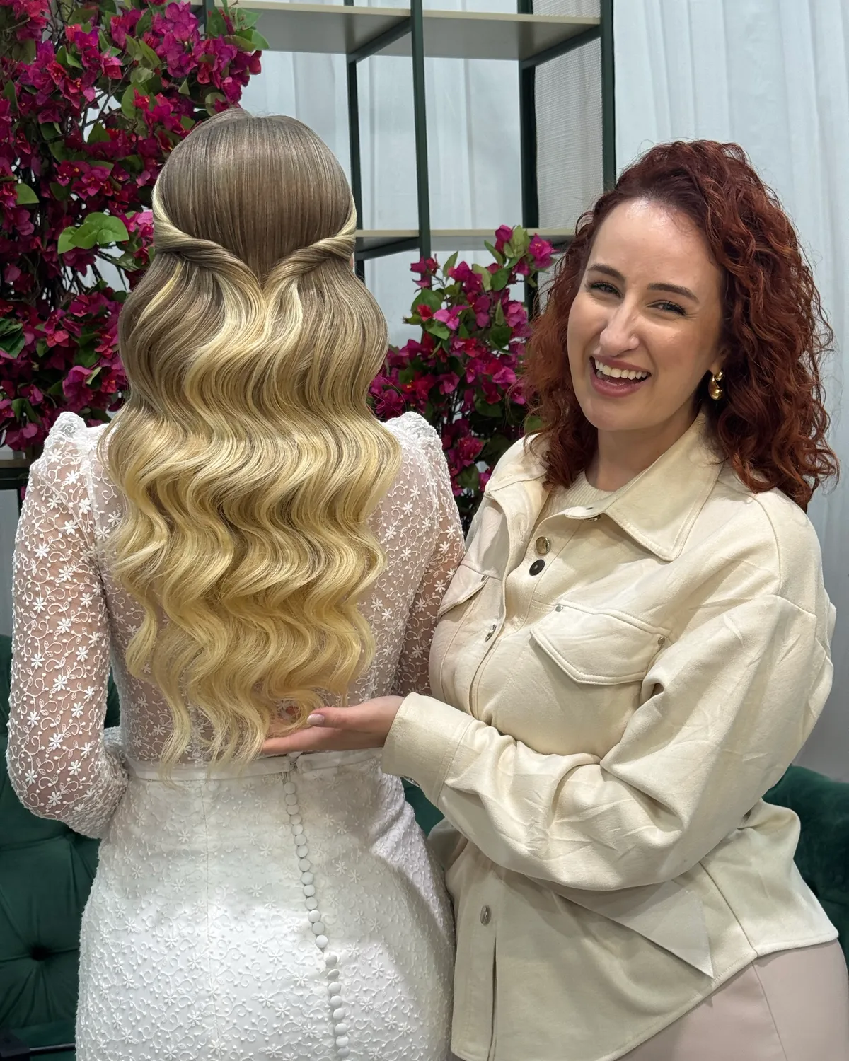 Amanda Giaretton ao lado da modelo com Ondas Indestrutíveis, em feira de noivas