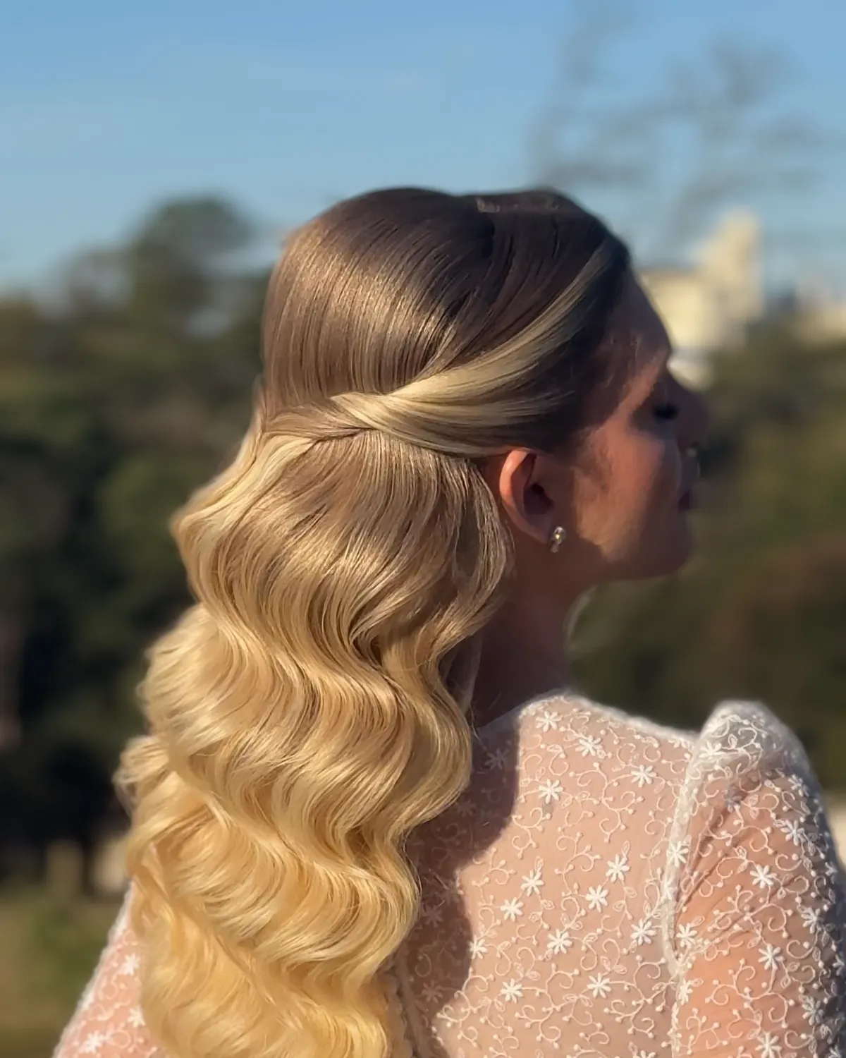 Noiva ao ar livre com Ondas Indestrutíveis feitas por Amanda Giaretton