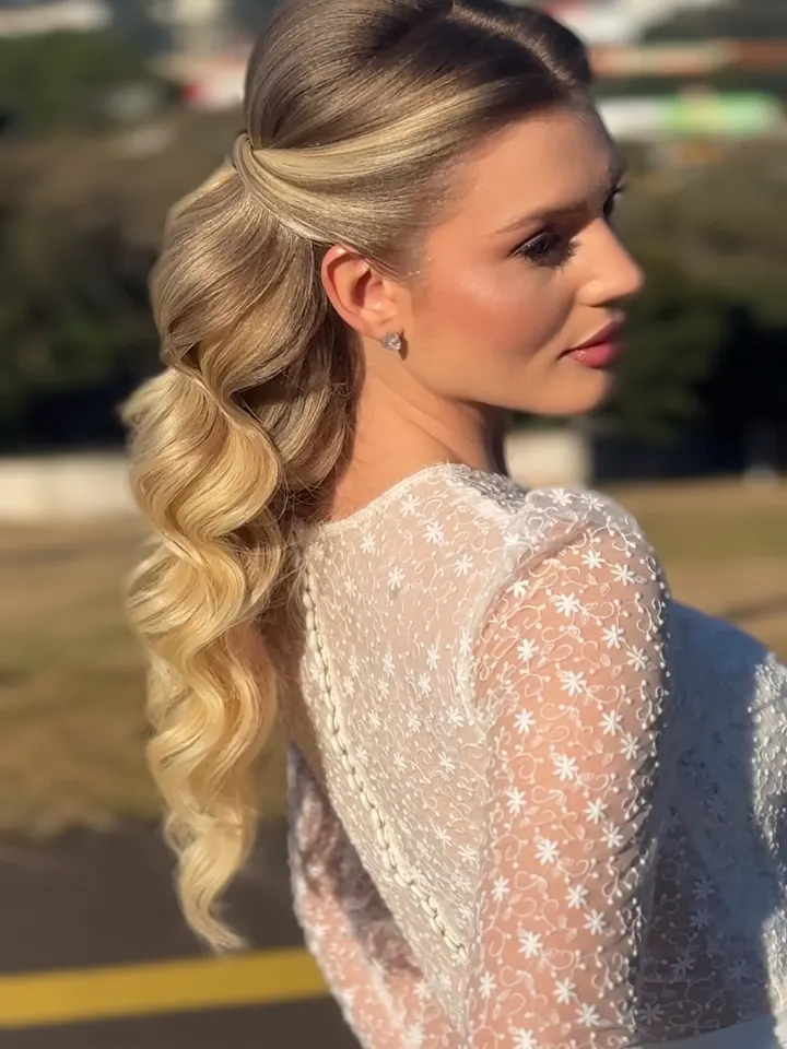 Noiva de perfil com Ondas Indestrutíveis, ao ar livre