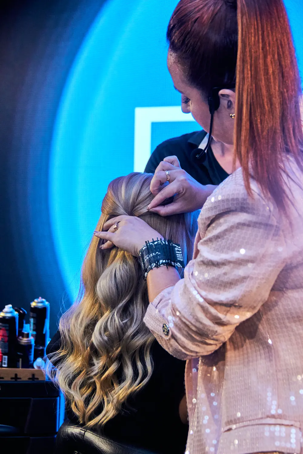 Amanda Giaretton fazendo um penteado ao vivo durante uma aula