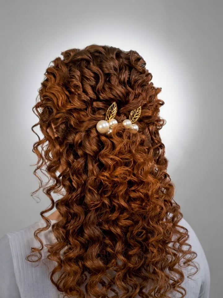 Semi preso para cabelo cacheado, penteado do curso de penteados profissionais da Amanda Giaretton