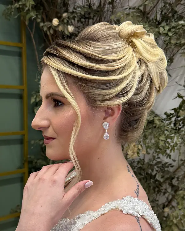 Penteado feito por Amanda Giaretton em atendimento