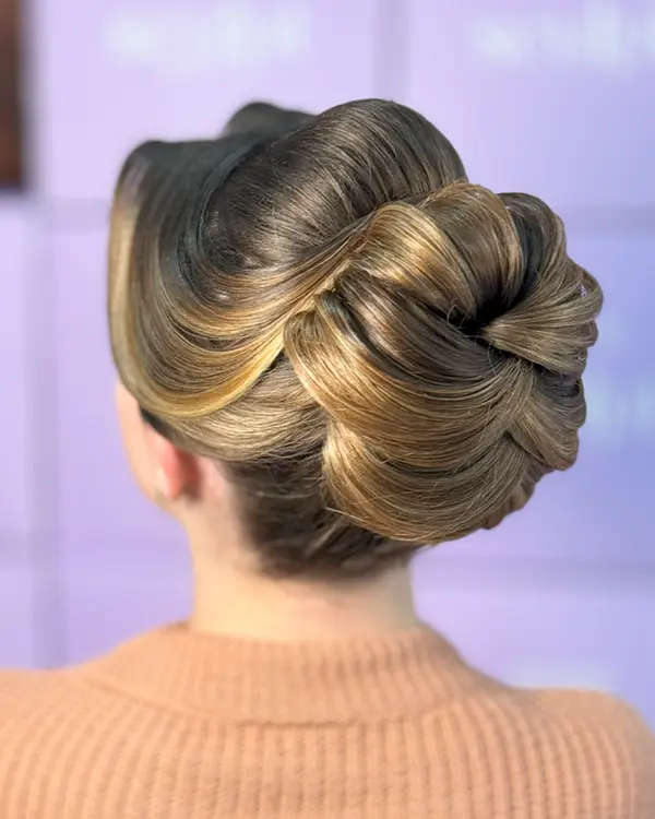 Penteado feito por Amanda Giaretton em atendimento