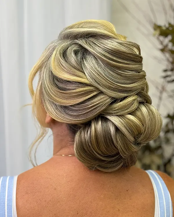 Penteado feito por Amanda Giaretton em atendimento
