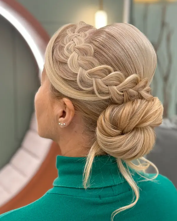 Penteado feito por Amanda Giaretton em atendimento