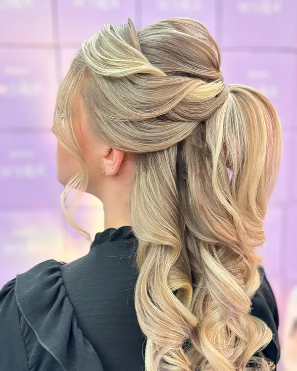 Penteado feito por Amanda Giaretton em atendimento