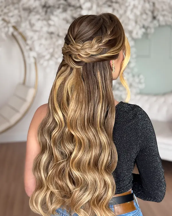 Penteado feito por Amanda Giaretton em atendimento