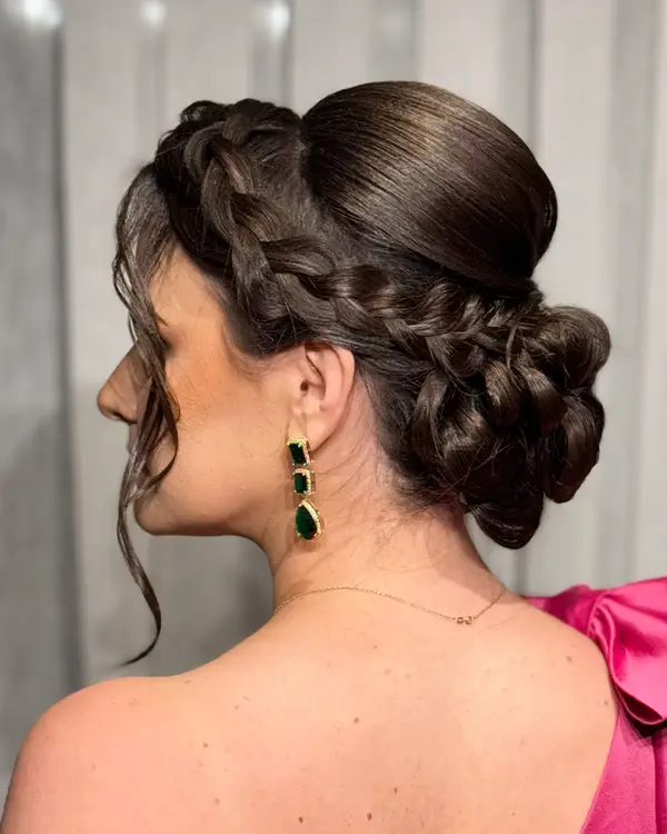 Penteado feito por Amanda Giaretton em atendimento